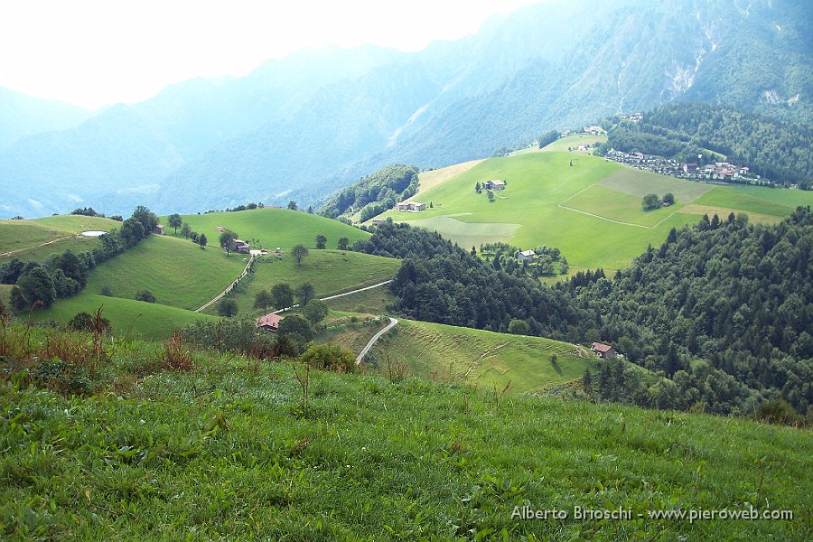 sullo sfondo il camping.JPG - Dal monte di Zambla...sullo sfondo il camping